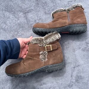 🔥 Khombu Size 8 Leather Upper fluffy boots